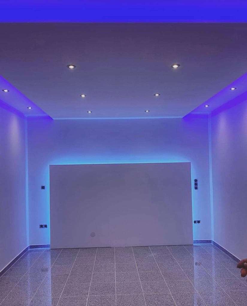 Fertige Decke mit eingelassenen LED-Spots und farbiger indirekter Beleuchtung