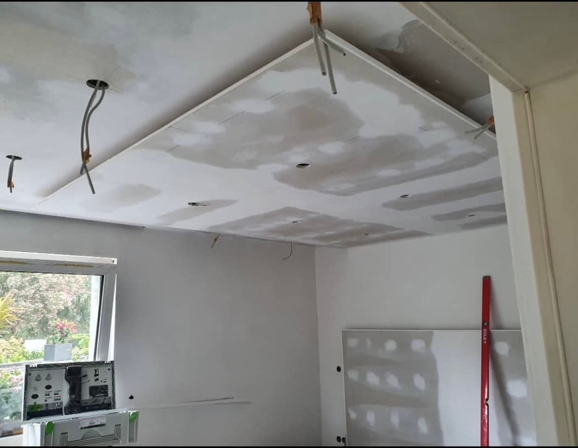Rohbau einer abgehängten Rigips-Decke mit offenen Leitungen